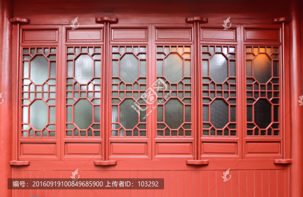 中國傳統(tǒng)風(fēng)格的紅色窗欞