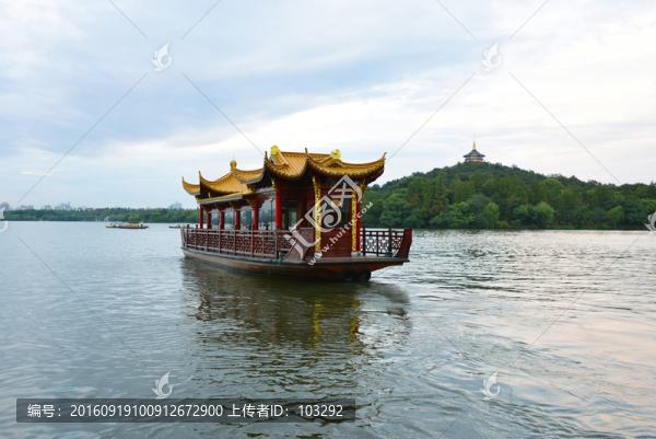 杭州西湖上的景觀游船