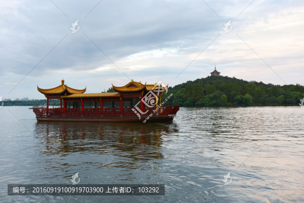 杭州西湖上的閣樓式游船