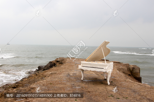 海邊,鋼琴