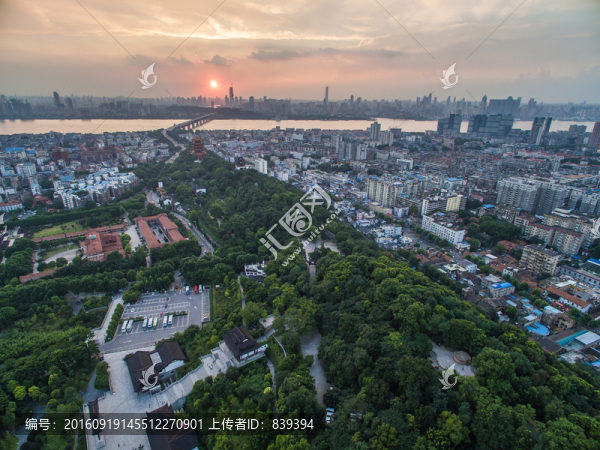 航拍夕陽(yáng)下的黃鶴樓景區(qū)