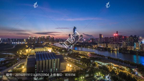 夜幕下的古琴臺(tái)