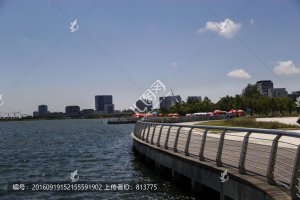 碧波藍天滴水湖畔