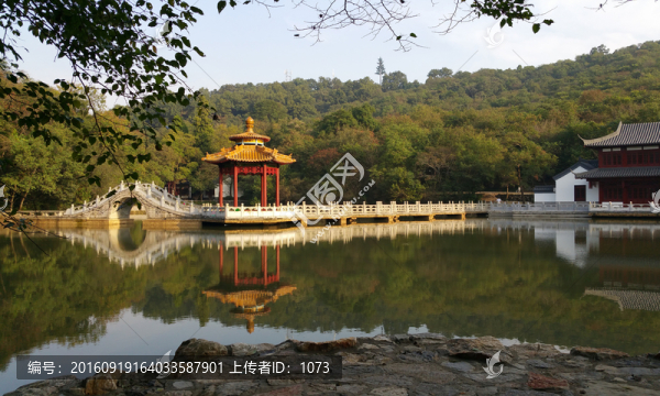 中秋深秀湖