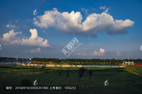 藍(lán)天白云