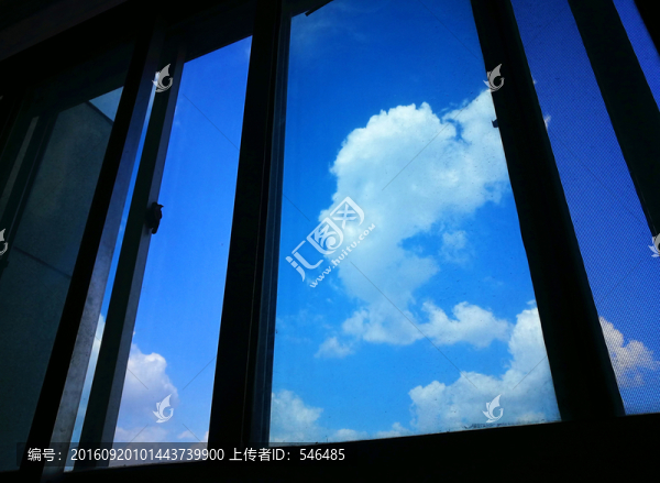 窗外,白云