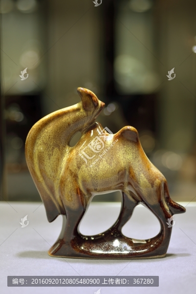 駱駝造型的藝術(shù)陶瓷