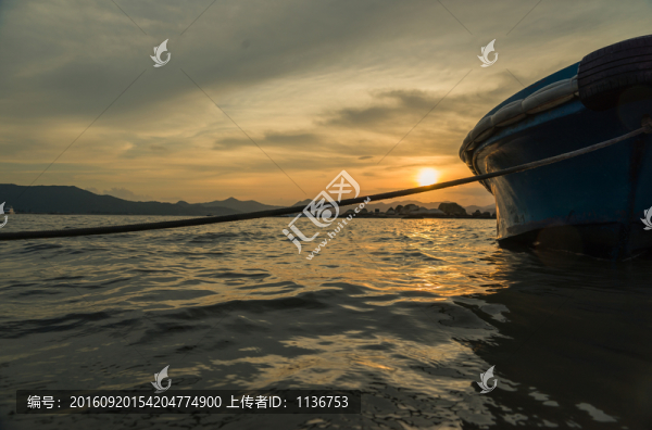 繩索夕陽大海小船