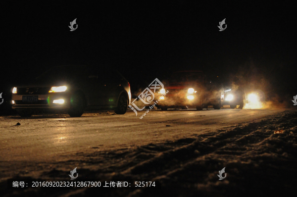 雪地上的車隊