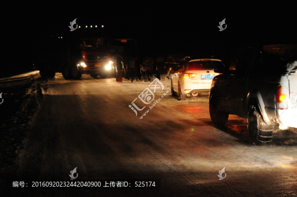 雪地上的車隊(duì)