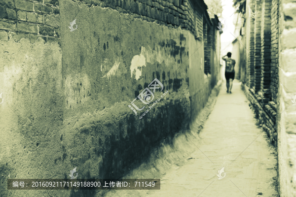磚墻小巷女人背影老照片