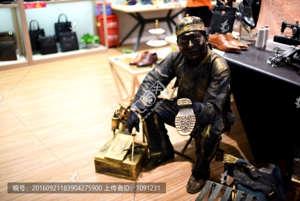 修皮鞋的人