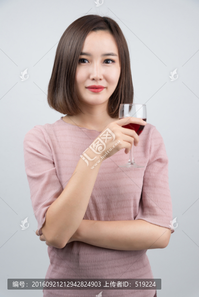 喝紅酒的女人