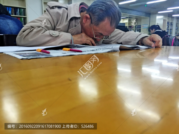 看報(bào)的老人