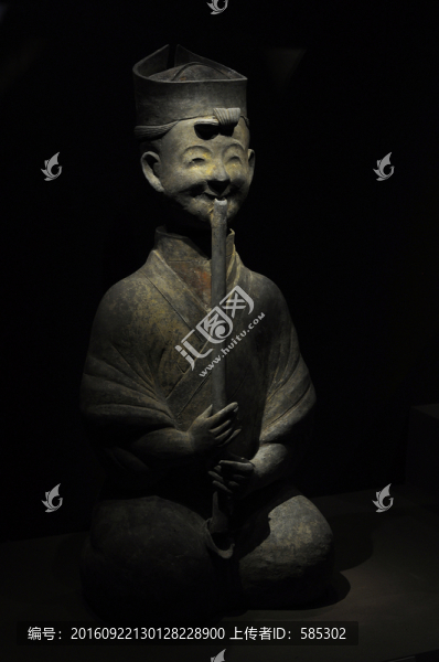 漢代吹簫陶俑
