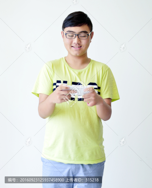 玩手機(jī)的男孩