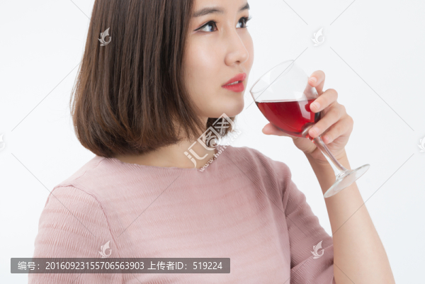 喝紅酒的女人