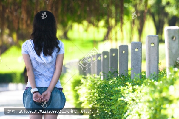 公園里等待的女孩