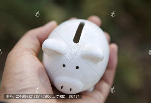 手中的存錢罐