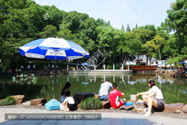 公園里釣魚