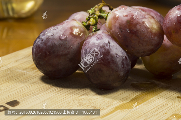 大顆紫葡萄局部特寫