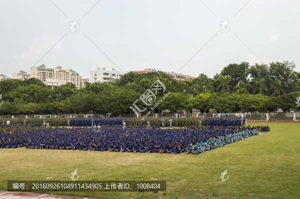 壯觀的大學(xué)軍訓(xùn)閱兵儀式方陣