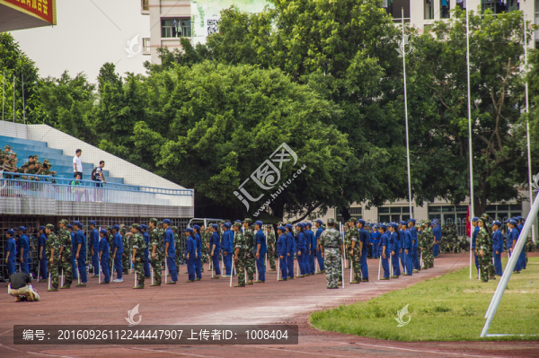 大學(xué)軍訓(xùn)照片棍術(shù)