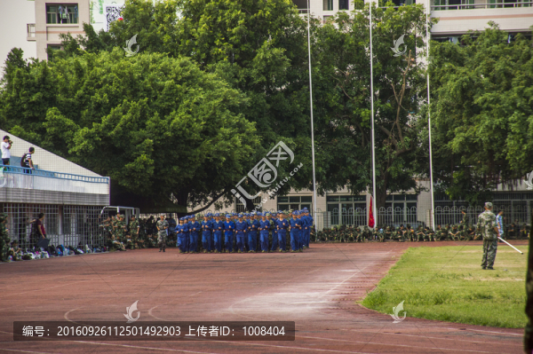 場面壯觀的大學(xué)軍訓(xùn)訓(xùn)練