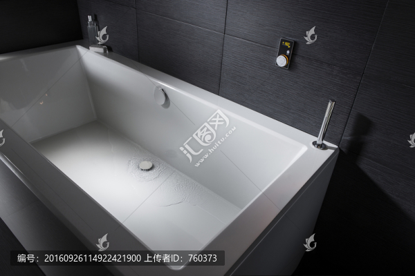 浴缸特寫進水器