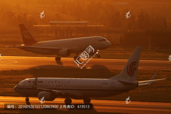 夕陽下起飛的首都航空