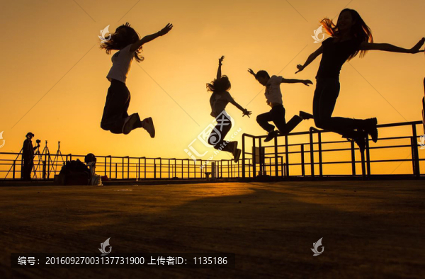 跳躍的青少年