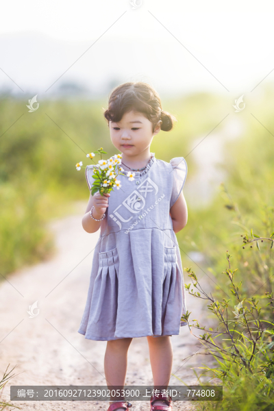 田園玩耍的女孩子