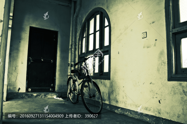 過道里的自行車