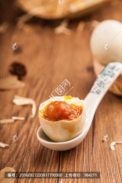 咸鴨蛋流油,剝開的咸鴨蛋