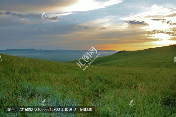 草原晨霧