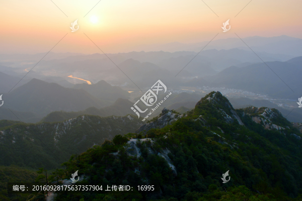 安徽績溪縣龍須山日出