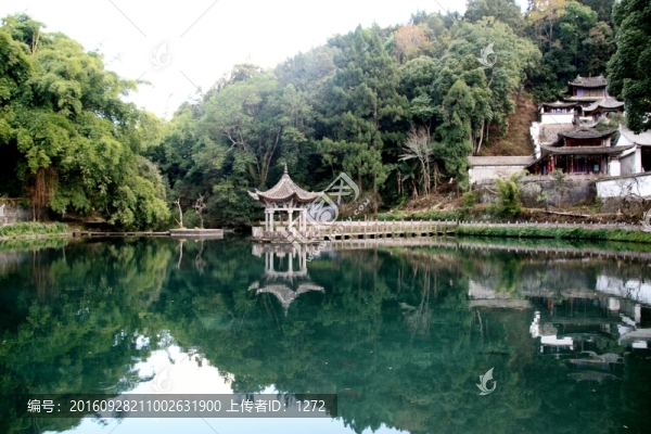 山間水塘