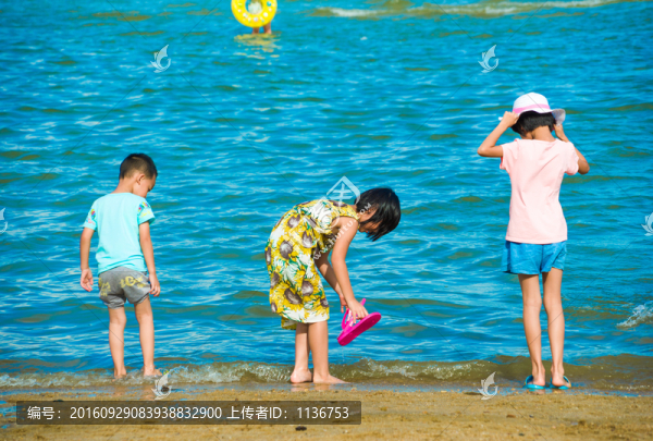 海邊戲水