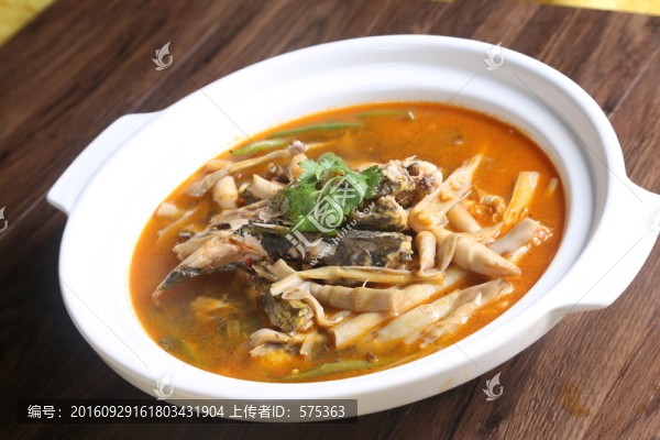 鮮筍燉魚(yú)頭
