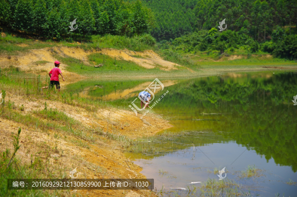 湖邊的兒童