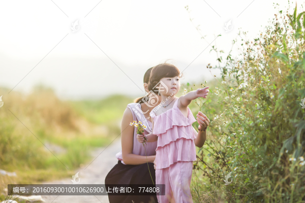 母女在田園玩耍