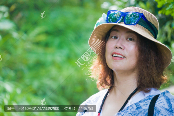 戴帽子的女人