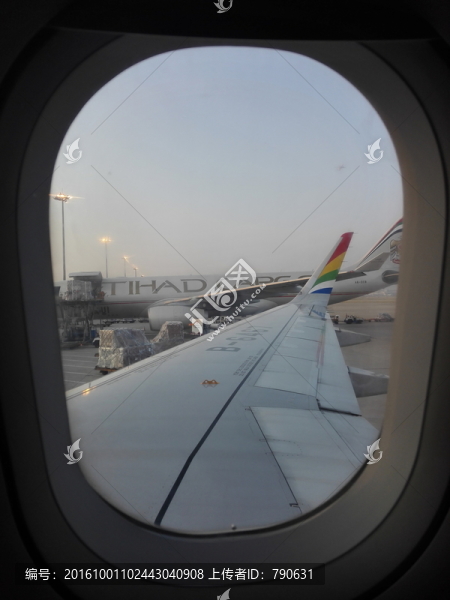 機(jī)窗向外看
