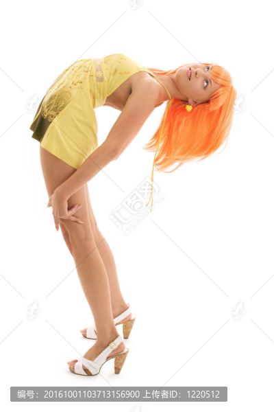 有橙色頭發(fā)的彎曲女孩