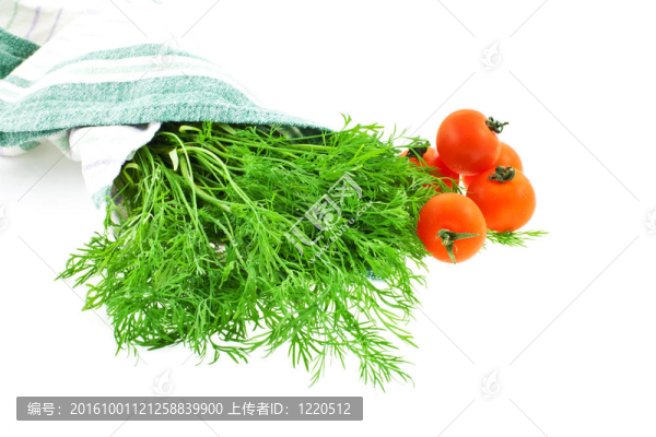 蒔蘿堆在廚房毛巾和西紅柿