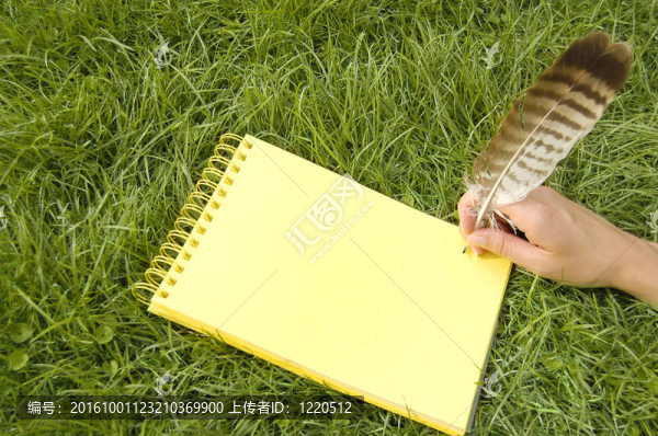 在草黃色的筆記本
