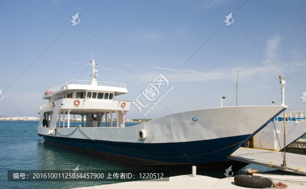 汽車和乘客通勤渡輪希臘島嶼