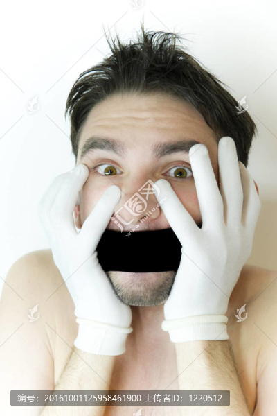 帶著繃帶的驚恐的年輕人