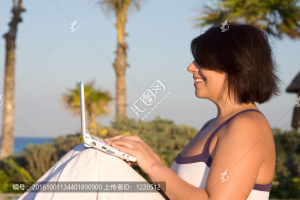 可愛的女人與筆記本電腦