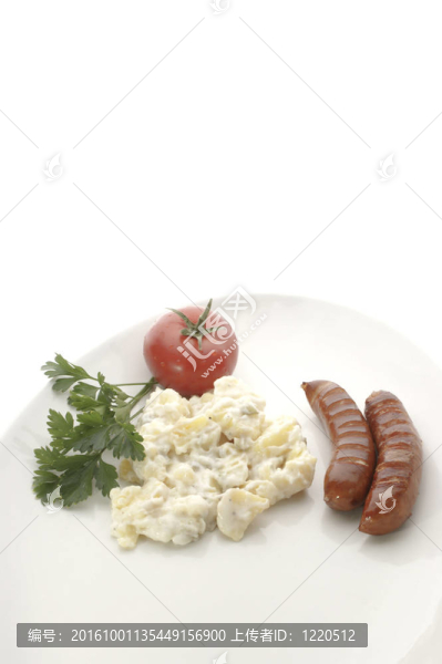 盤子上的土豆沙拉和香腸